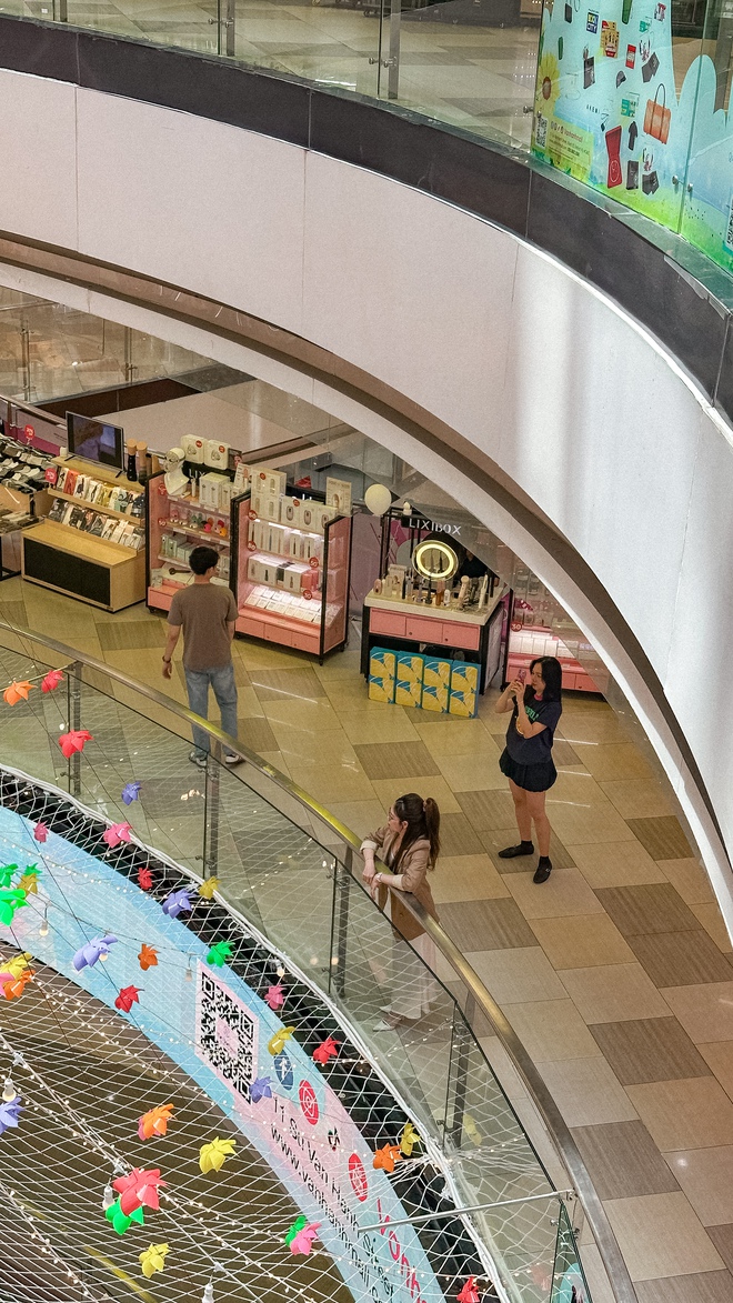Cận cảnh tấm lưới vừa "lột xác" của Vạn Hạnh Mall: Trang trí hoa đèn lung linh, thu hút dân tình chụp ảnh "sống ảo"- Ảnh 8. Cận cảnh tấm lưới vừa "lột xác" của Vạn Hạnh Mall: Trang trí hoa đèn lung linh, thu hút dân tình chụp ảnh "sống ảo"- Ảnh 8.
