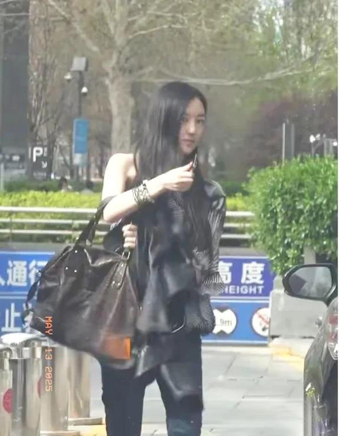Lý Yên trở về Trung Quốc cùng bạn bè đi mua sắm, cô bé hở hàm ếch năm nào giờ đã là thiếu nữ 19- Ảnh 2.