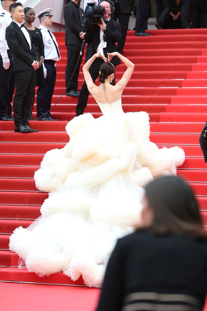 "Muối mặt" nhất Cannes ngày 1: Sao nữ 9X Trung Quốc mặc "phá luật" liên tục bị đuổi khỏi thảm đỏ!- Ảnh 3.