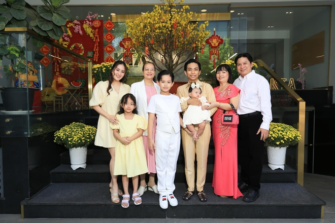 Mẹ chồng đại gia rạng rỡ "đọ sắc" cùng nàng dâu Khánh Thi, gây sốt khi bắt Phan Hiển phải xin lỗi vợ vì 1status- Ảnh 11. Mẹ chồng đại gia rạng rỡ "đọ sắc" cùng nàng dâu Khánh Thi, gây sốt khi bắt Phan Hiển phải xin lỗi vợ vì 1status- Ảnh 11.