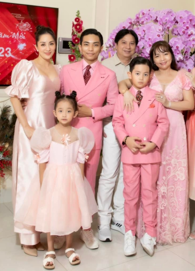 Mẹ chồng đại gia rạng rỡ "đọ sắc" cùng nàng dâu Khánh Thi, gây sốt khi bắt Phan Hiển phải xin lỗi vợ vì 1status- Ảnh 5. Mẹ chồng đại gia rạng rỡ "đọ sắc" cùng nàng dâu Khánh Thi, gây sốt khi bắt Phan Hiển phải xin lỗi vợ vì 1status- Ảnh 5.
