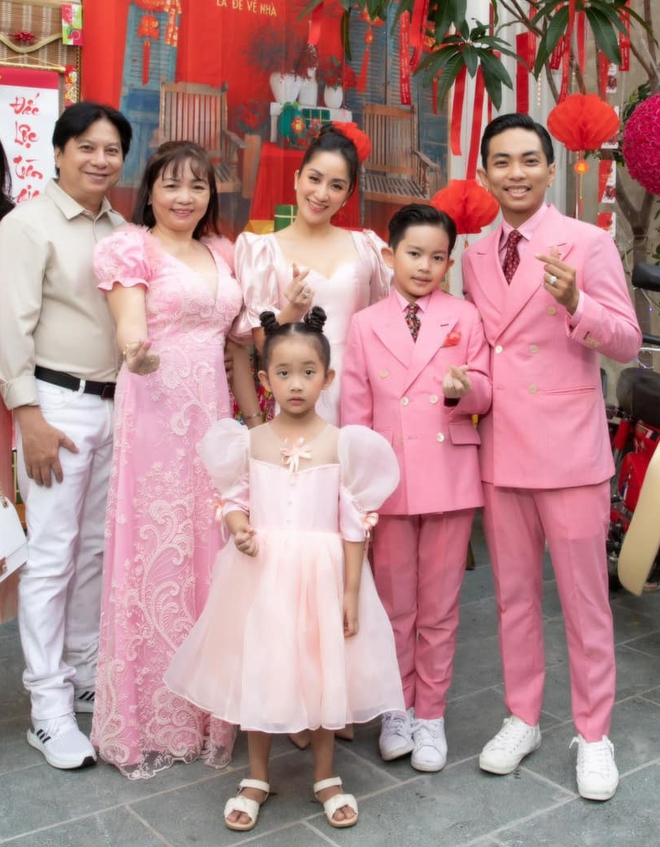 Mẹ chồng đại gia rạng rỡ "đọ sắc" cùng nàng dâu Khánh Thi, gây sốt khi bắt Phan Hiển phải xin lỗi vợ vì 1status- Ảnh 6. Mẹ chồng đại gia rạng rỡ "đọ sắc" cùng nàng dâu Khánh Thi, gây sốt khi bắt Phan Hiển phải xin lỗi vợ vì 1status- Ảnh 6.