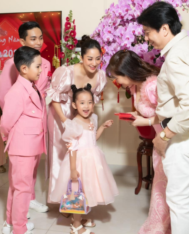 Mẹ chồng đại gia rạng rỡ "đọ sắc" cùng nàng dâu Khánh Thi, gây sốt khi bắt Phan Hiển phải xin lỗi vợ vì 1status- Ảnh 10. Mẹ chồng đại gia rạng rỡ "đọ sắc" cùng nàng dâu Khánh Thi, gây sốt khi bắt Phan Hiển phải xin lỗi vợ vì 1status- Ảnh 10.