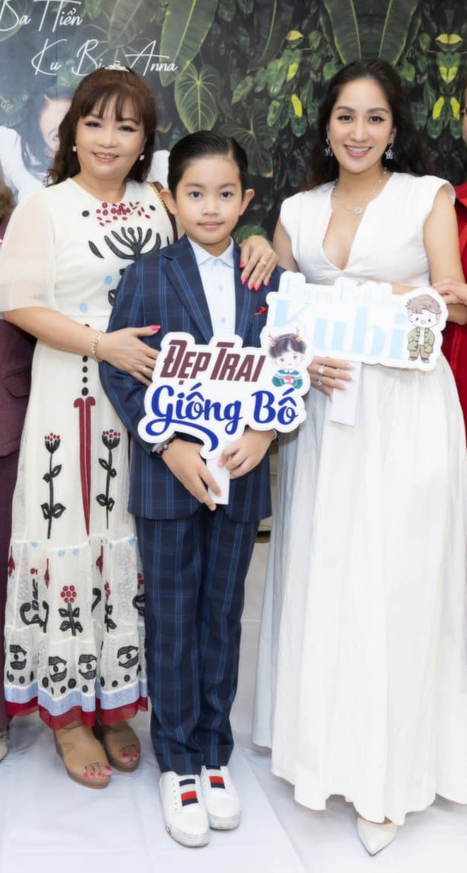 Mẹ chồng đại gia rạng rỡ "đọ sắc" cùng nàng dâu Khánh Thi, gây sốt khi bắt Phan Hiển phải xin lỗi vợ vì 1status- Ảnh 9. Mẹ chồng đại gia rạng rỡ "đọ sắc" cùng nàng dâu Khánh Thi, gây sốt khi bắt Phan Hiển phải xin lỗi vợ vì 1status- Ảnh 9.