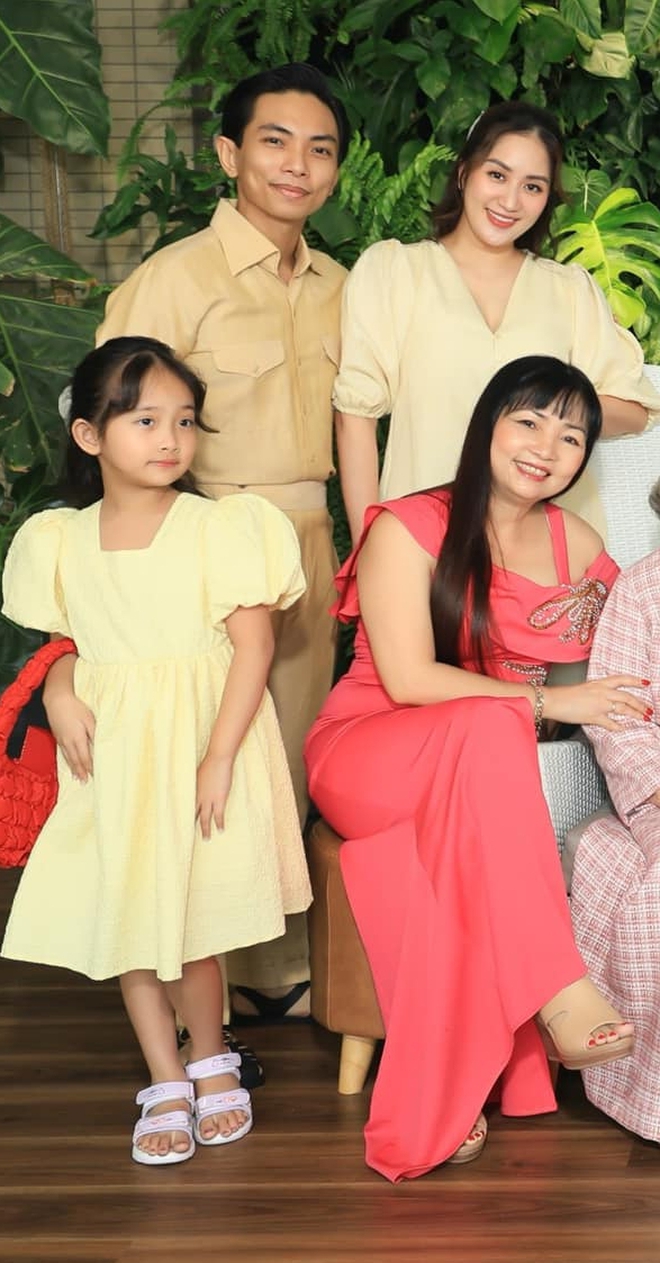 Mẹ chồng đại gia rạng rỡ "đọ sắc" cùng nàng dâu Khánh Thi, gây sốt khi bắt Phan Hiển phải xin lỗi vợ vì 1status- Ảnh 8. Mẹ chồng đại gia rạng rỡ "đọ sắc" cùng nàng dâu Khánh Thi, gây sốt khi bắt Phan Hiển phải xin lỗi vợ vì 1status- Ảnh 8.