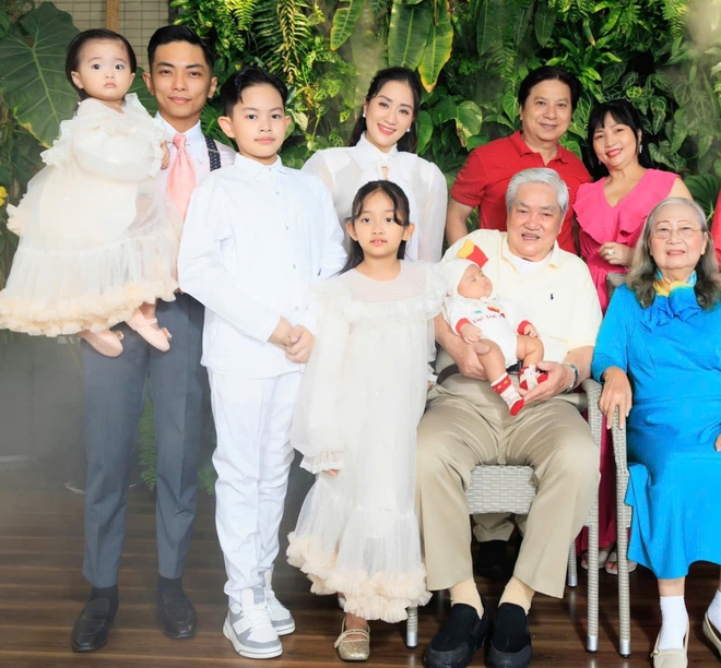 Mẹ chồng đại gia rạng rỡ "đọ sắc" cùng nàng dâu Khánh Thi, gây sốt khi bắt Phan Hiển phải xin lỗi vợ vì 1status- Ảnh 7. Mẹ chồng đại gia rạng rỡ "đọ sắc" cùng nàng dâu Khánh Thi, gây sốt khi bắt Phan Hiển phải xin lỗi vợ vì 1status- Ảnh 7.