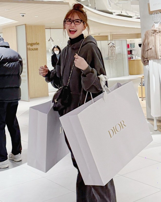 Diện mạo mới của em gái Trấn Thành nhận bão comment: Từ Hari Won, Triệu Lộ Tư đến bạn trai tin đồn đều bị réo- Ảnh 8.