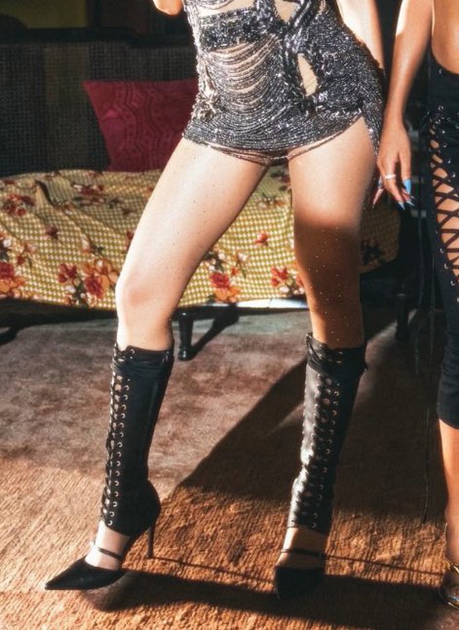 Lisa sexy điên đảo với loạt outfit không thể hợp hơn, tiếp tục có hình bóng local brand Việt- Ảnh 4.