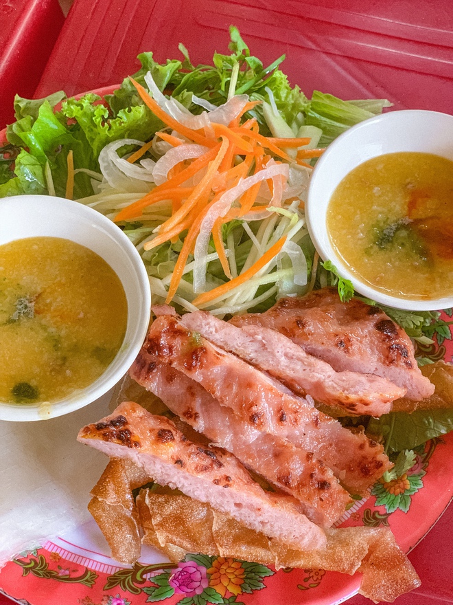 Du khách "sốc" khi đi ăn ở Nha Trang: Bánh bèo 15k/khay 10 chiếc, bánh xèo 8k/chiếc "ú ụ" hải sản- Ảnh 1. Du khách "sốc" khi đi ăn ở Nha Trang: Bánh bèo 15k/khay 10 chiếc, bánh xèo 8k/chiếc "ú ụ" hải sản- Ảnh 1.