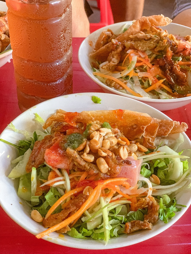 Du khách "sốc" khi đi ăn ở Nha Trang: Bánh bèo 15k/khay 10 chiếc, bánh xèo 8k/chiếc "ú ụ" hải sản- Ảnh 2. Du khách "sốc" khi đi ăn ở Nha Trang: Bánh bèo 15k/khay 10 chiếc, bánh xèo 8k/chiếc "ú ụ" hải sản- Ảnh 2.