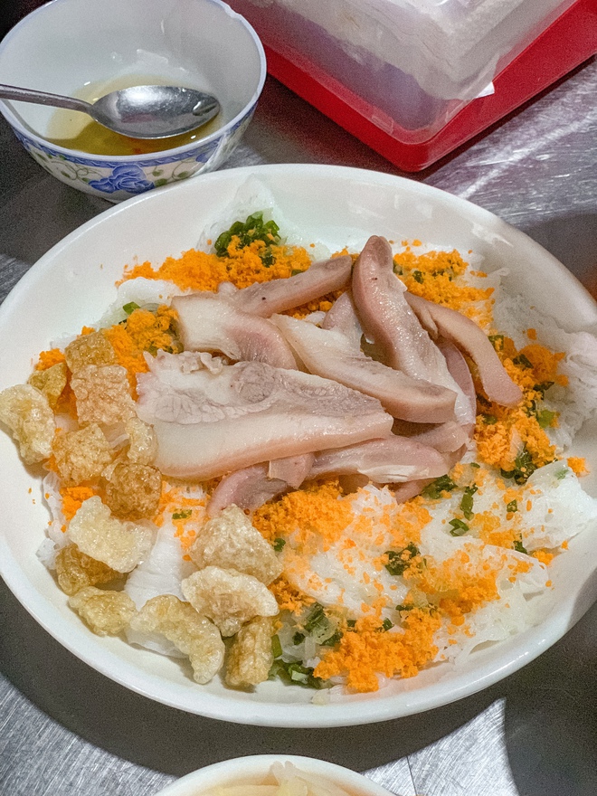 Du khách "sốc" khi đi ăn ở Nha Trang: Bánh bèo 15k/khay 10 chiếc, bánh xèo 8k/chiếc "ú ụ" hải sản- Ảnh 3. Du khách "sốc" khi đi ăn ở Nha Trang: Bánh bèo 15k/khay 10 chiếc, bánh xèo 8k/chiếc "ú ụ" hải sản- Ảnh 3.