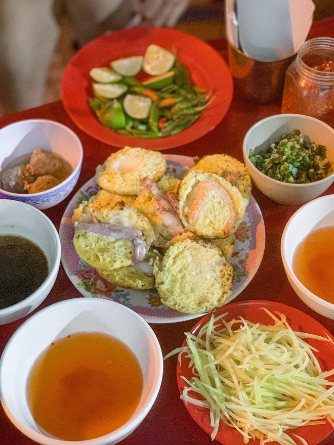 Du khách "sốc" khi đi ăn ở Nha Trang: Bánh bèo 15k/khay 10 chiếc, bánh xèo 8k/chiếc "ú ụ" hải sản- Ảnh 7. Du khách "sốc" khi đi ăn ở Nha Trang: Bánh bèo 15k/khay 10 chiếc, bánh xèo 8k/chiếc "ú ụ" hải sản- Ảnh 7.