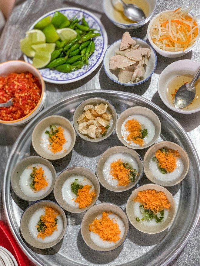 Du khách "sốc" khi đi ăn ở Nha Trang: Bánh bèo 15k/khay 10 chiếc, bánh xèo 8k/chiếc "ú ụ" hải sản- Ảnh 9. Du khách "sốc" khi đi ăn ở Nha Trang: Bánh bèo 15k/khay 10 chiếc, bánh xèo 8k/chiếc "ú ụ" hải sản- Ảnh 9.