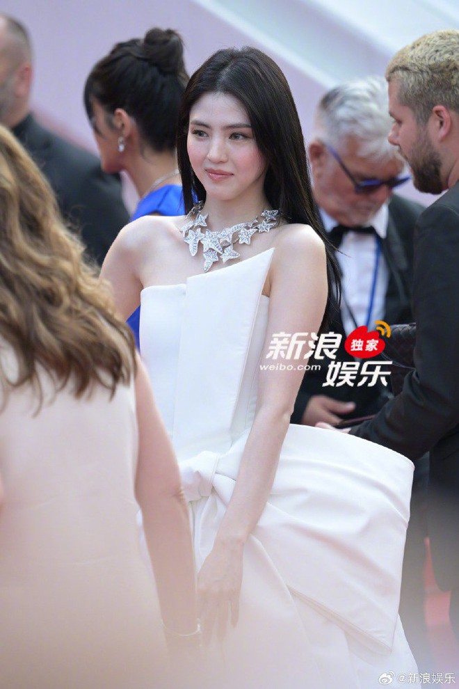 Kẻ thù số 1 của Han So Hee tại Cannes: khiến nữ diễn viên “tàng hình” trên thảm đỏ, chuyên dìm nhan sắc!- Ảnh 6. Kẻ thù số 1 của Han So Hee tại Cannes: khiến nữ diễn viên “tàng hình” trên thảm đỏ, chuyên dìm nhan sắc!- Ảnh 6.