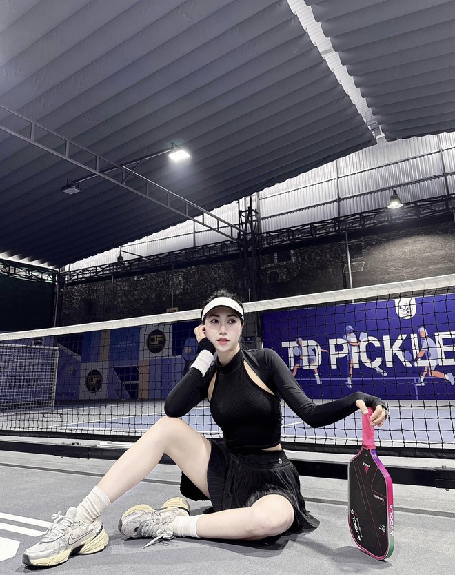 Em gái Văn Toàn chơi pickleball, chấp nhận từ vóc dáng nuột nà thành "cô gái lực điền"- Ảnh 4.