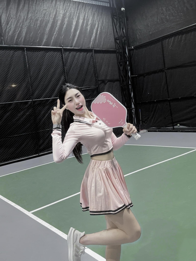 Em gái Văn Toàn chơi pickleball, chấp nhận từ vóc dáng nuột nà thành "cô gái lực điền"- Ảnh 3.