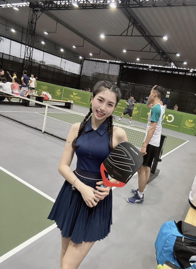 Em gái Văn Toàn chơi pickleball, chấp nhận từ vóc dáng nuột nà thành "cô gái lực điền"- Ảnh 2.