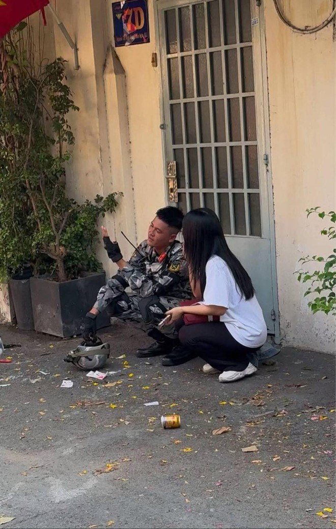 Chiến sĩ Đặc nhiệm dù nắm tay cô gái tặng hoa, nói 4 chữ về
mối quan hệ được "cả nước đẩy thuyền"- Ảnh 3. Chiến sĩ Đặc nhiệm dù nắm tay cô gái tặng hoa, nói 4 chữ về
mối quan hệ được "cả nước đẩy thuyền"- Ảnh 3.