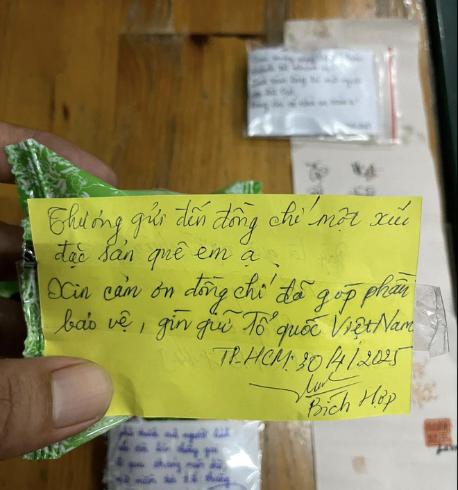 Chiến sĩ chia sẻ loạt thư tay từ người dân sau đại lễ 30/4: Đọc lên chỉ muốn ôm trọn cả đất nước vào lòng- Ảnh 3. Chiến sĩ chia sẻ loạt thư tay từ người dân sau đại lễ 30/4: Đọc lên chỉ muốn ôm trọn cả đất nước vào lòng- Ảnh 3.
