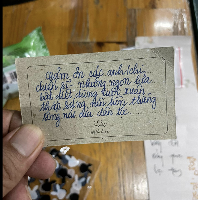 Chiến sĩ chia sẻ loạt thư tay từ người dân sau đại lễ 30/4: Đọc lên chỉ muốn ôm trọn cả đất nước vào lòng- Ảnh 4. Chiến sĩ chia sẻ loạt thư tay từ người dân sau đại lễ 30/4: Đọc lên chỉ muốn ôm trọn cả đất nước vào lòng- Ảnh 4.