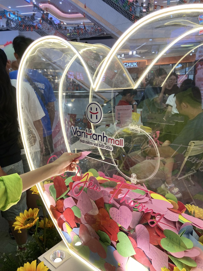 Đưa cả gia đình vào Vạnh Hạnh Mall chơi lễ, chi tiêu mua sắm: Nhận được 1 hành động đặc biệt từ bác bảo vệ- Ảnh 8. Đưa cả gia đình vào Vạnh Hạnh Mall chơi lễ, chi tiêu mua sắm: Nhận được 1 hành động đặc biệt từ bác bảo vệ- Ảnh 8.