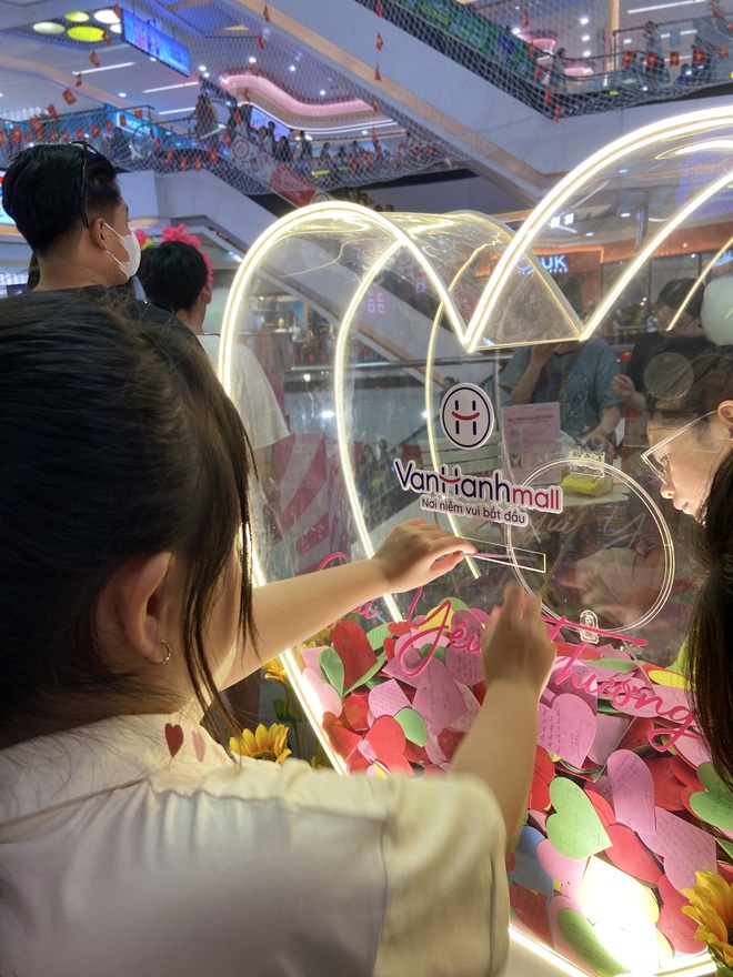 Đưa cả gia đình vào Vạnh Hạnh Mall chơi lễ, chi tiêu mua sắm: Nhận được 1 hành động đặc biệt từ bác bảo vệ- Ảnh 5. Đưa cả gia đình vào Vạnh Hạnh Mall chơi lễ, chi tiêu mua sắm: Nhận được 1 hành động đặc biệt từ bác bảo vệ- Ảnh 5.