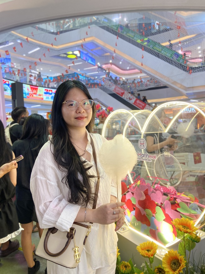 Đưa cả gia đình vào Vạnh Hạnh Mall chơi lễ, chi tiêu mua sắm: Nhận được 1 hành động đặc biệt từ bác bảo vệ- Ảnh 4. Đưa cả gia đình vào Vạnh Hạnh Mall chơi lễ, chi tiêu mua sắm: Nhận được 1 hành động đặc biệt từ bác bảo vệ- Ảnh 4.