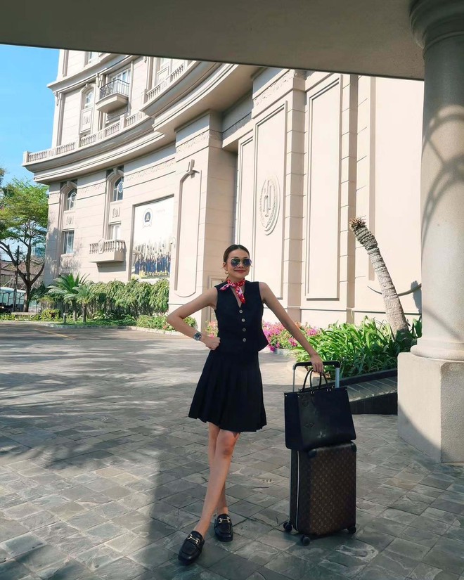 4 "siêu sao" thời trang trên 40 tuổi: Phối đồ khéo thế nào mà vẻ ngoài rất trẻ trung nhưng vẫn sang chảnh?- Ảnh 9.