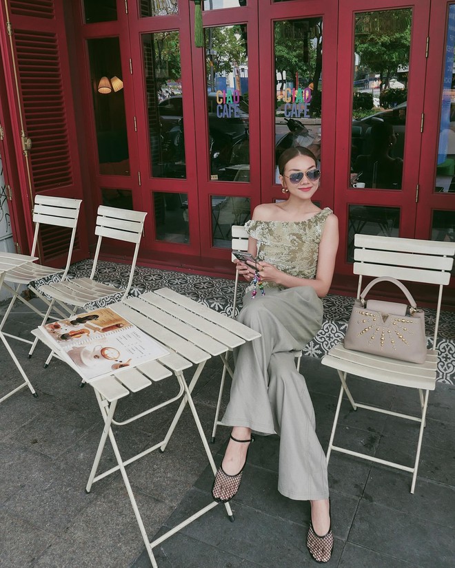 4 "siêu sao" thời trang trên 40 tuổi: Phối đồ khéo thế nào mà vẻ ngoài rất trẻ trung nhưng vẫn sang chảnh?- Ảnh 7.