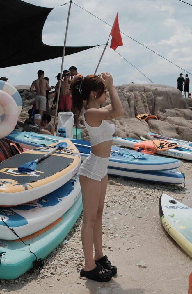 Louis Phạm chuẩn "hot girl mùa hè" trong từng khung hình, ghét mấy cũng không chê được nhan sắc, vóc dáng!- Ảnh 8.