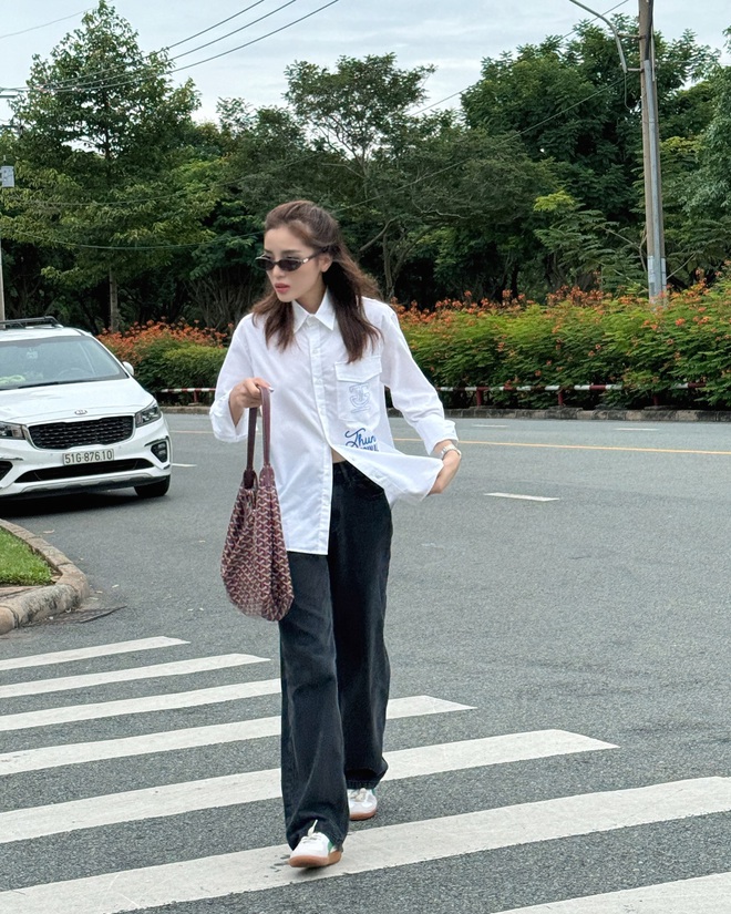 3 mỹ nhân mặc quần jeans đẹp nhất hiện tại: Phối đồ xuất sắc đến từng bộ, mọi nàng đều nên tham khảo- Ảnh 1.