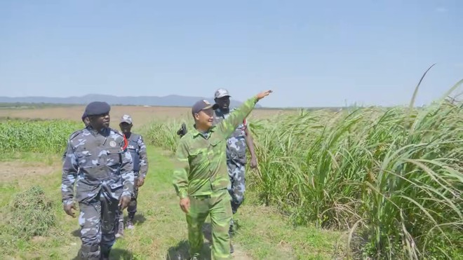 Cảnh sát Angola bất ngờ kiểm tra trang trại của Quang Linh Vlogs- Ảnh 4.