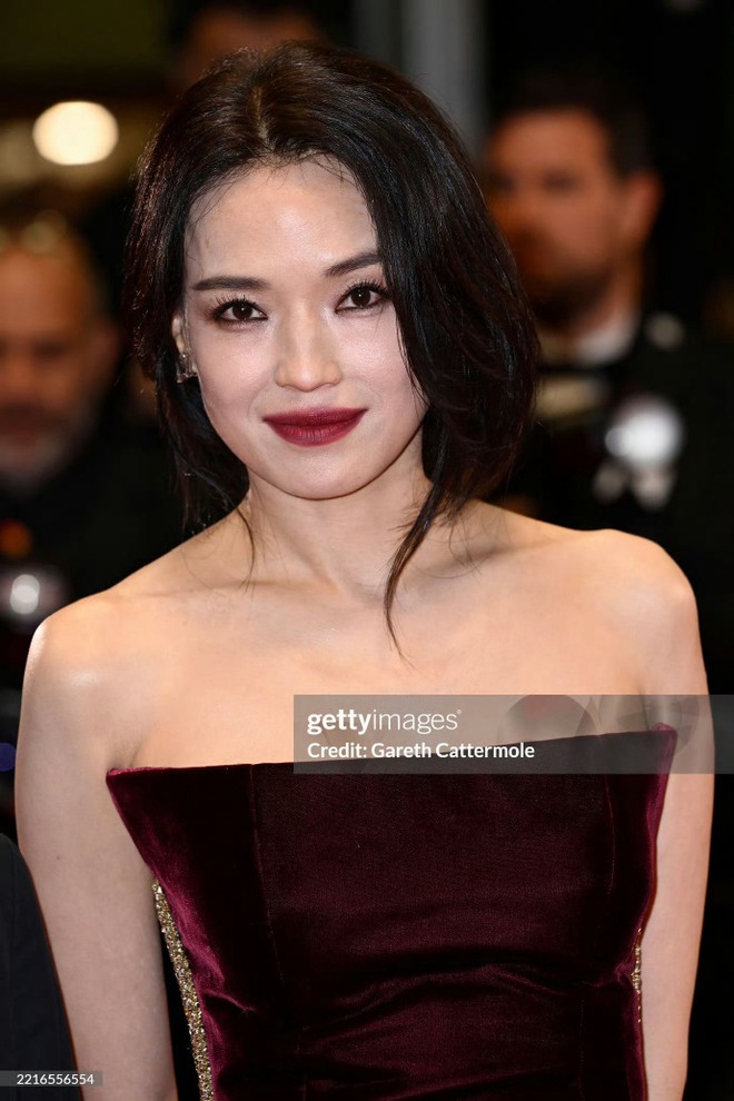 "Hung thần" Cannes 2025 chịu thua Thư Kỳ, đẹp đến độ gót chân cũng không thể bỏ qua!- Ảnh 4. "Hung thần" Cannes 2025 chịu thua Thư Kỳ, đẹp đến độ gót chân cũng không thể bỏ qua!- Ảnh 4.