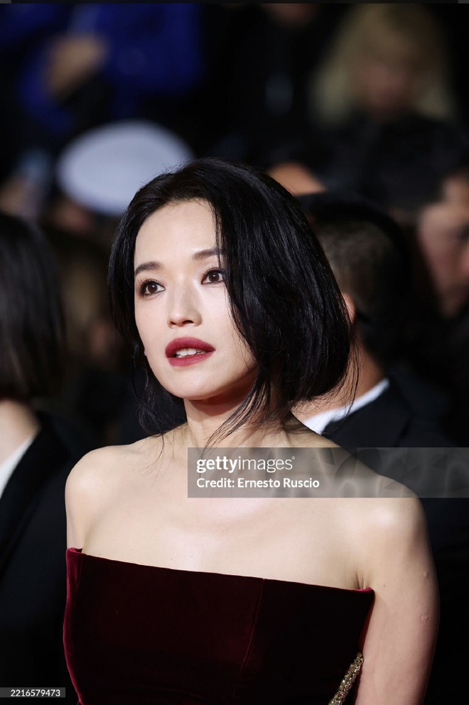"Hung thần" Cannes 2025 chịu thua Thư Kỳ, đẹp đến độ gót chân cũng không thể bỏ qua!- Ảnh 6. "Hung thần" Cannes 2025 chịu thua Thư Kỳ, đẹp đến độ gót chân cũng không thể bỏ qua!- Ảnh 6.