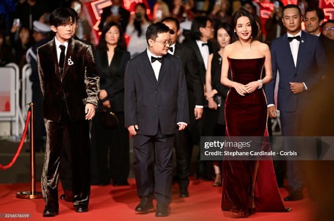 "Hung thần" Cannes 2025 chịu thua Thư Kỳ, đẹp đến độ gót chân cũng không thể bỏ qua!- Ảnh 2. "Hung thần" Cannes 2025 chịu thua Thư Kỳ, đẹp đến độ gót chân cũng không thể bỏ qua!- Ảnh 2.