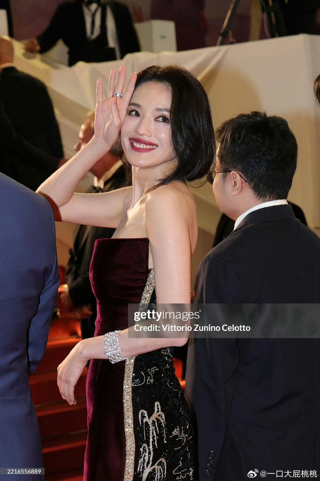 "Hung thần" Cannes 2025 chịu thua Thư Kỳ, đẹp đến độ gót chân cũng không thể bỏ qua!- Ảnh 8. "Hung thần" Cannes 2025 chịu thua Thư Kỳ, đẹp đến độ gót chân cũng không thể bỏ qua!- Ảnh 8.