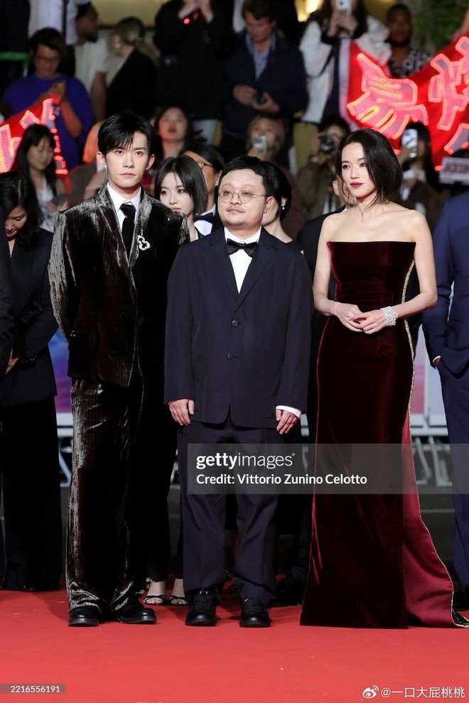 "Hung thần" Cannes 2025 chịu thua Thư Kỳ, đẹp đến độ gót chân cũng không thể bỏ qua!- Ảnh 9. "Hung thần" Cannes 2025 chịu thua Thư Kỳ, đẹp đến độ gót chân cũng không thể bỏ qua!- Ảnh 9.