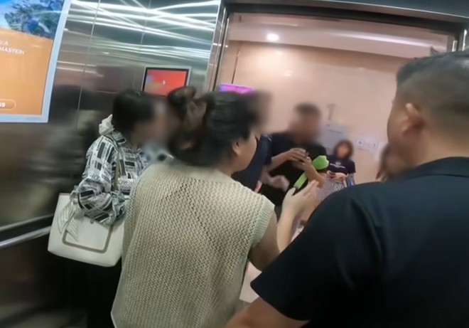 Gia đình PTTC xin lỗi sau vụ "đòi tai nghe" trong thang máy gây xôn xao- Ảnh 2.