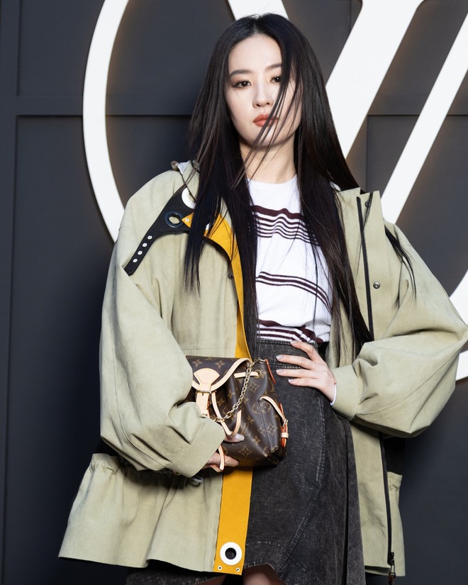Lisa mất tích, Lưu Diệc Phi bỗng trẻ lại như thời 20 nhưng chiều cao chỉ còn 1,4m- Ảnh 2. Lisa mất tích, Lưu Diệc Phi bỗng trẻ lại như thời 20 nhưng chiều cao chỉ còn 1,4m- Ảnh 2.