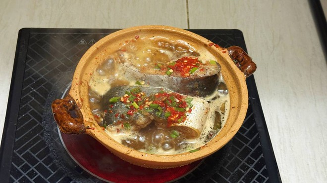Cận cảnh nồi cá kho chỉ 40k gây sốt ở TPHCM, khách hí hửng vì 