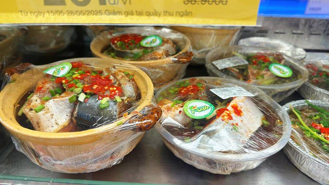 Cận cảnh nồi cá kho chỉ 40k gây sốt ở TPHCM, khách hí hửng vì 