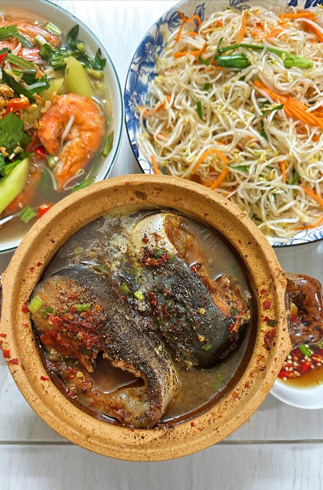 Cận cảnh nồi cá kho chỉ 40k gây sốt ở TPHCM, khách hí hửng vì 