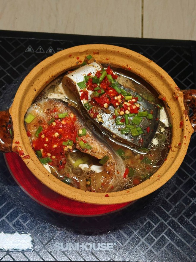 Cận cảnh nồi cá kho chỉ 40k gây sốt ở TPHCM, khách hí hửng vì 
