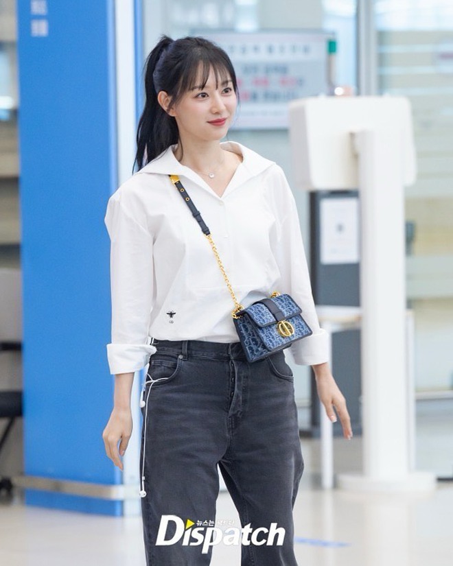 Kim Ji Won với áo sơ mi chắc chắn là 1 cặp bài trùng!- Ảnh 12. Kim Ji Won với áo sơ mi chắc chắn là 1 cặp bài trùng!- Ảnh 12.