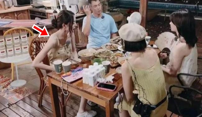 Lộ ảnh năm 16 tuổi của mỹ nhân Tân Cương đẹp nhất Cbiz, hàng triệu netizen tranh cãi: "Vẻ đẹp này có thật không?"- Ảnh 11.