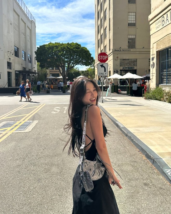 Tủ đồ hè của gái xinh có 1 triệu follow Instagram: Đơn giản mà đẹp điên, ngắm xong chẳng thiết sắm đồ cầu kỳ!- Ảnh 10. Tủ đồ hè của gái xinh có 1 triệu follow Instagram: Đơn giản mà đẹp điên, ngắm xong chẳng thiết sắm đồ cầu kỳ!- Ảnh 10.