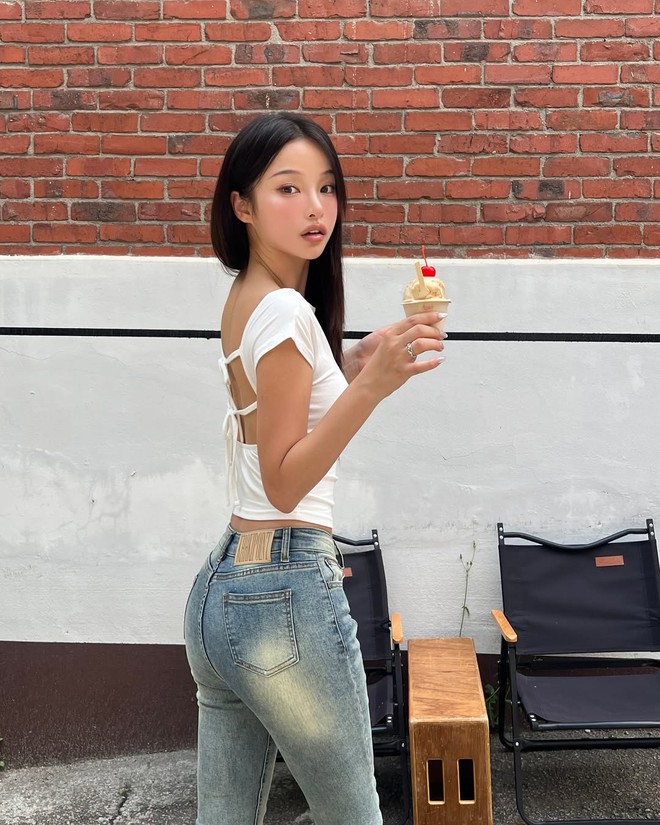 Tủ đồ hè của gái xinh có 1 triệu follow Instagram: Đơn giản mà đẹp điên, ngắm xong chẳng thiết sắm đồ cầu kỳ!- Ảnh 4. Tủ đồ hè của gái xinh có 1 triệu follow Instagram: Đơn giản mà đẹp điên, ngắm xong chẳng thiết sắm đồ cầu kỳ!- Ảnh 4.