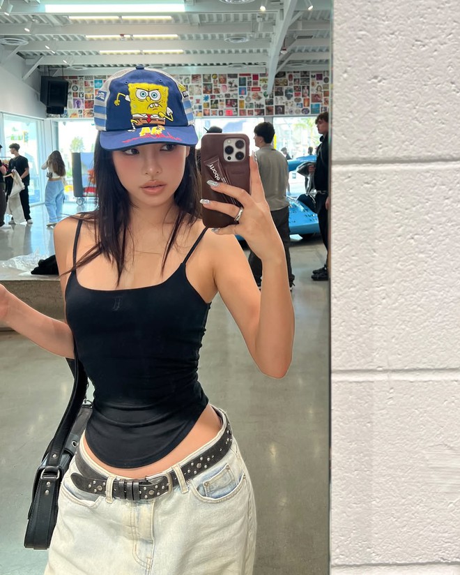 Tủ đồ hè của gái xinh có 1 triệu follow Instagram: Đơn giản mà đẹp điên, ngắm xong chẳng thiết sắm đồ cầu kỳ!- Ảnh 2. Tủ đồ hè của gái xinh có 1 triệu follow Instagram: Đơn giản mà đẹp điên, ngắm xong chẳng thiết sắm đồ cầu kỳ!- Ảnh 2.