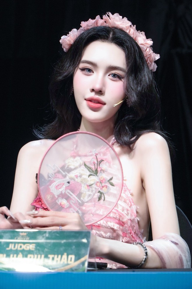 1 mỹ nhân chuyển giới khiến nhan sắc của Tiểu Vy bị tụt hạng- Ảnh 16. 1 mỹ nhân chuyển giới khiến nhan sắc của Tiểu Vy bị tụt hạng- Ảnh 16.