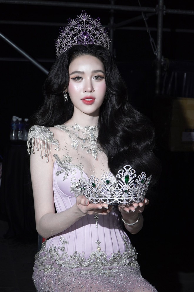 1 mỹ nhân chuyển giới khiến nhan sắc của Tiểu Vy bị tụt hạng- Ảnh 14. 1 mỹ nhân chuyển giới khiến nhan sắc của Tiểu Vy bị tụt hạng- Ảnh 14.